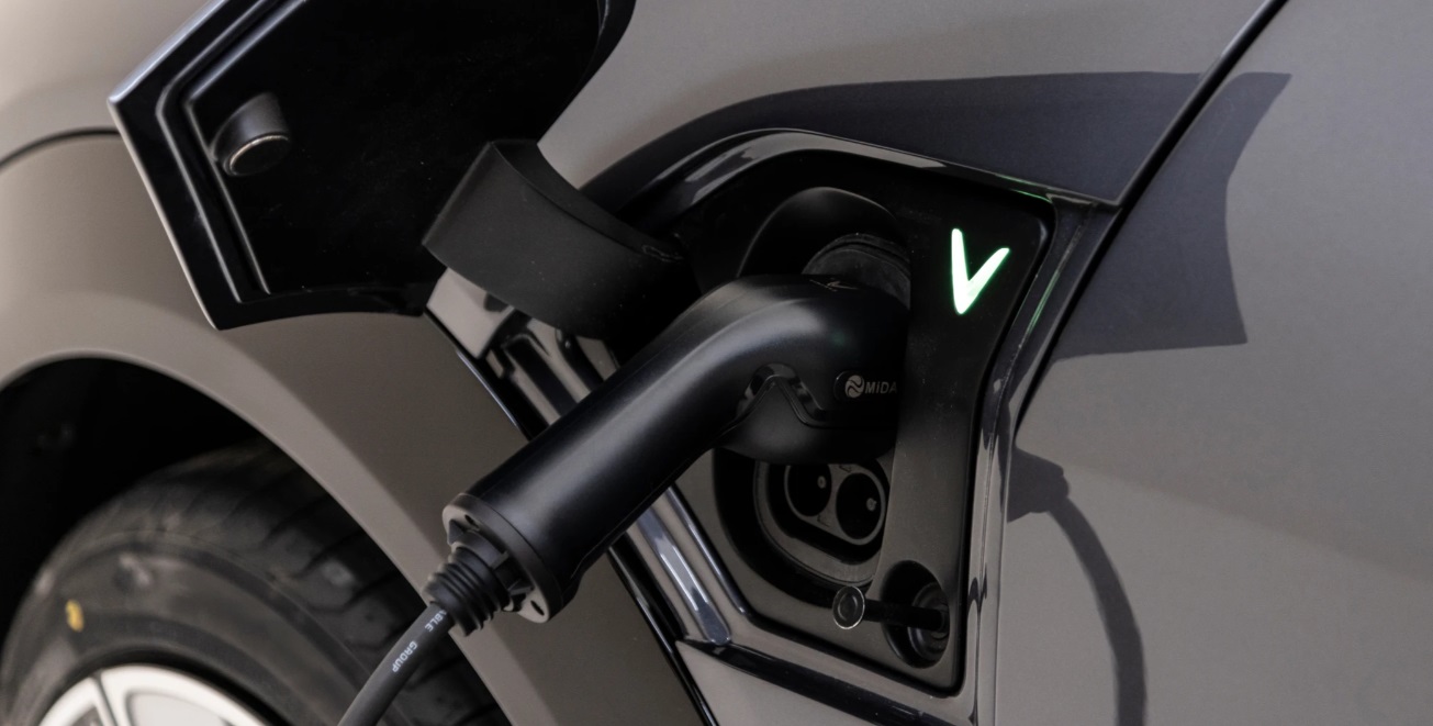 VinFast VF 7 chính thức ra mắt, giá từ 850 triệu.